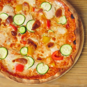 スモーキーなスカモルツァと彩り野菜のハーブチキンBBQピザ6