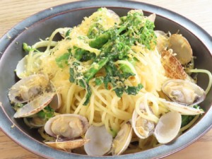 削りたてミモレットチーズと菜の花のボンゴレビアンコ