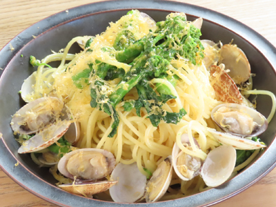 削りたてミモレットチーズと菜の花のボンゴレビアンコ