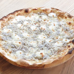 釜揚げしらすと柚子胡椒の新玉ねぎソースのピッツァ⑥